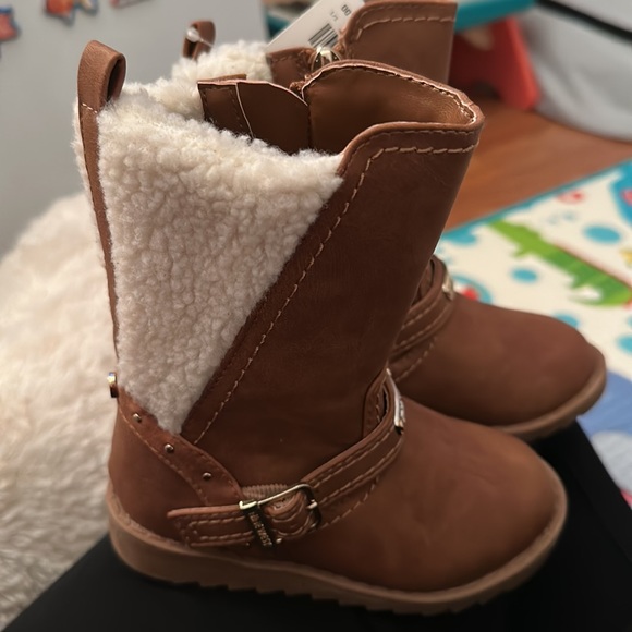 New boots for a baby girl, very cozy and warm. Never used! Size 5 - Picture 2 of 3